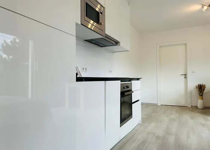 Modern With Balcony & Free Parking *