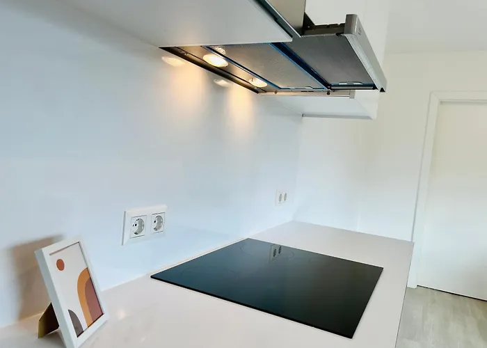 Modern With Balcony & Free Parking *