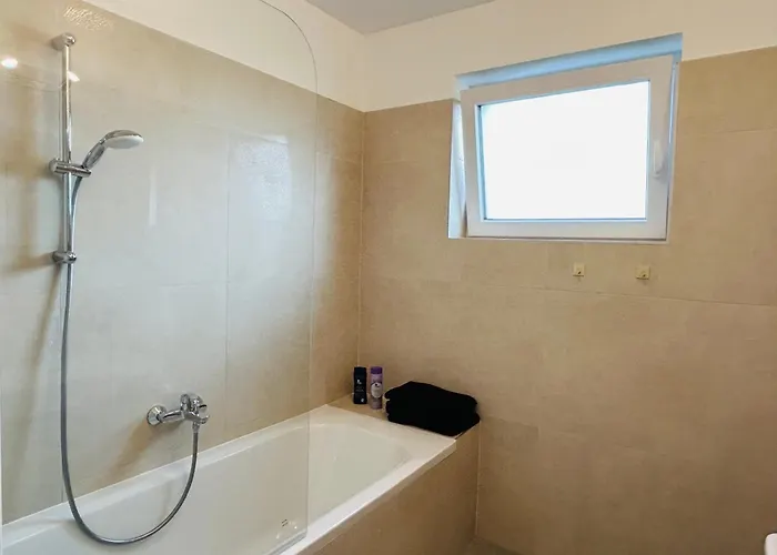Modern With Balcony & Free Parking *
