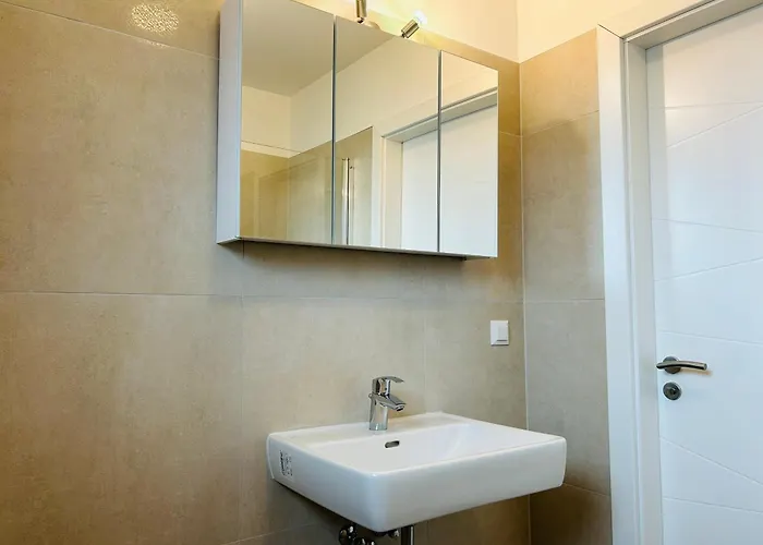 Modern With Balcony & Free Parking