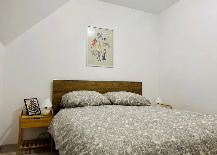 Modern With Balcony & Free Parking *