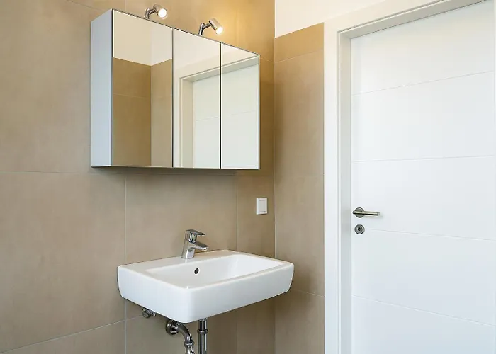Modern With Balcony & Free Parking *