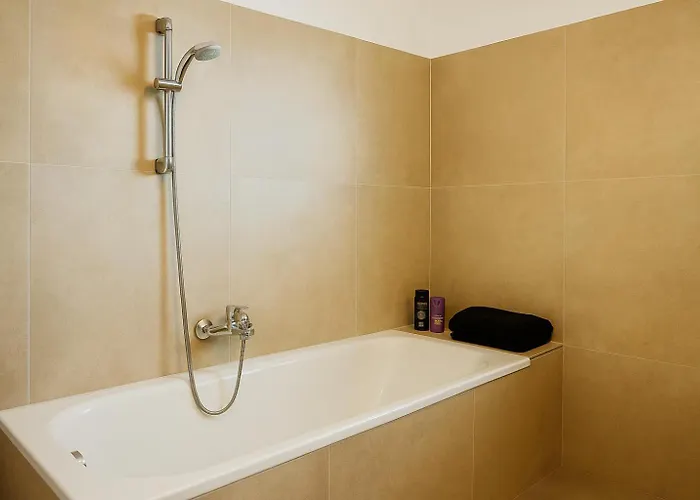 Modern With Balcony & Free Parking Διαμέρισμα