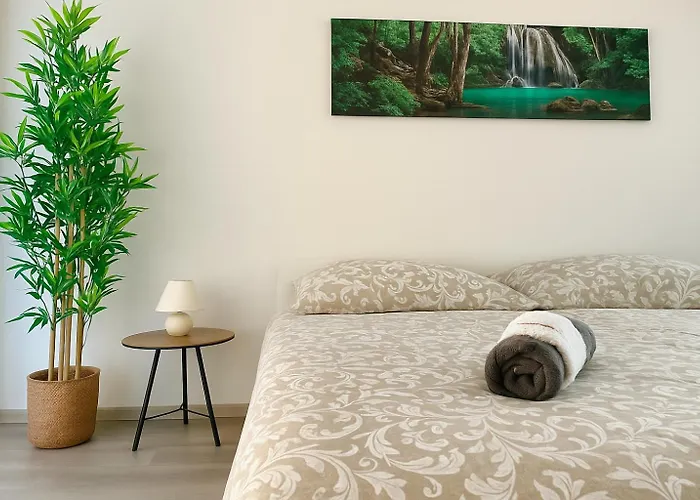 Modern With Balcony & Free Parking Διαμέρισμα *