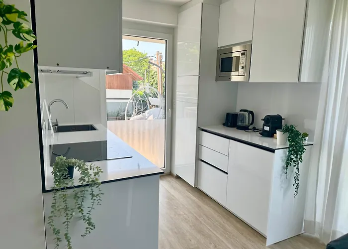 Modern With Balcony & Free Parking *