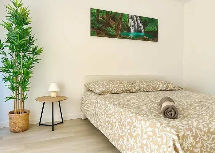 Modern With Balcony & Free Parking Διαμέρισμα