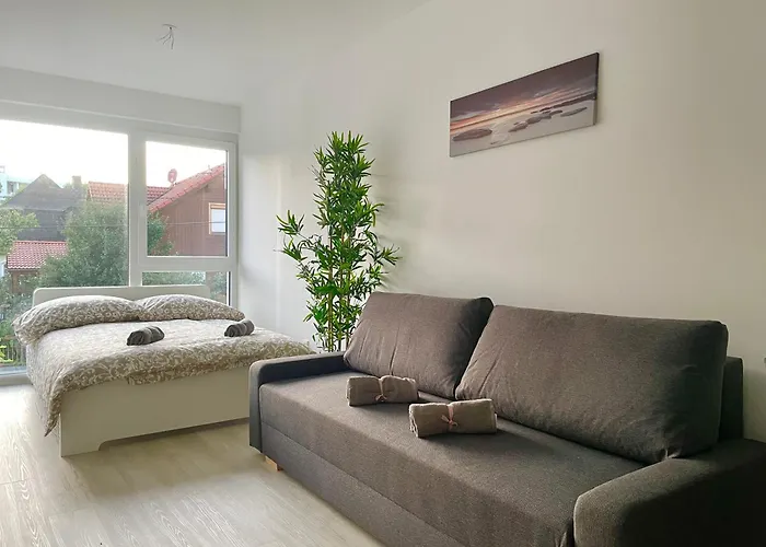 Apartment Modern With Balcony & Free Parking