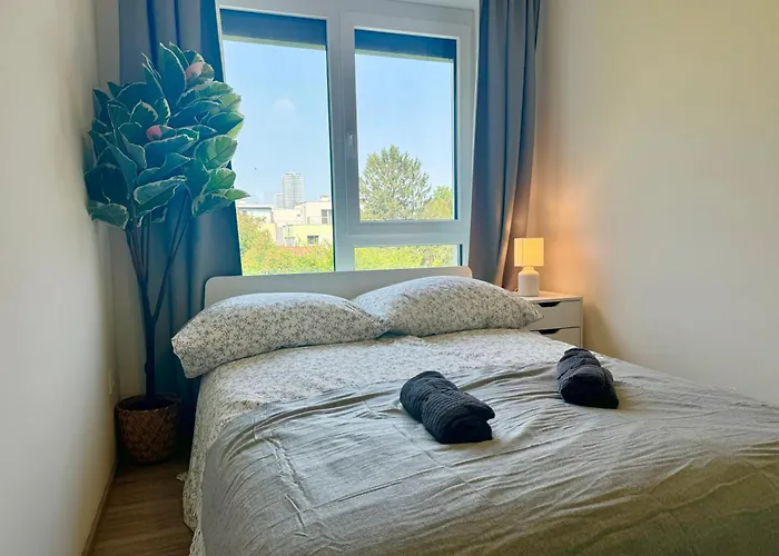 Διαμέρισμα Modern With Balcony & Free Parking