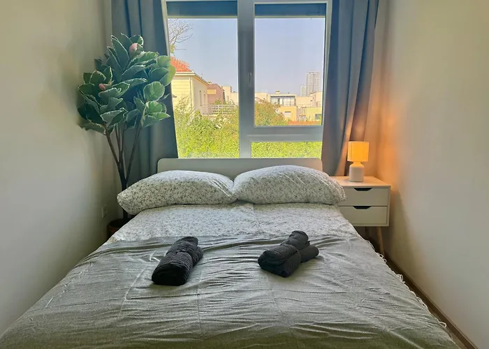 Modern With Balcony & Free Parking *