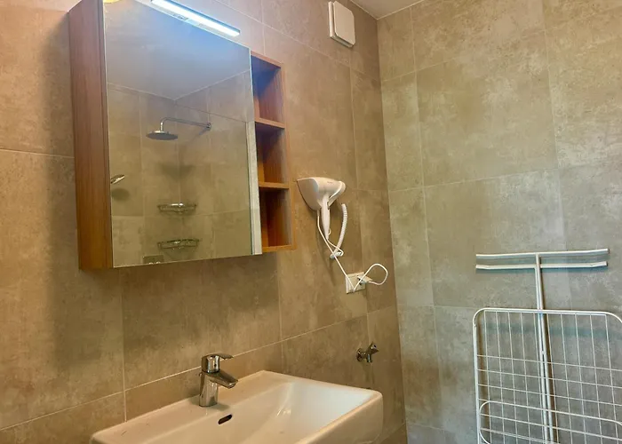 Modern With Balcony & Free Parking Διαμέρισμα